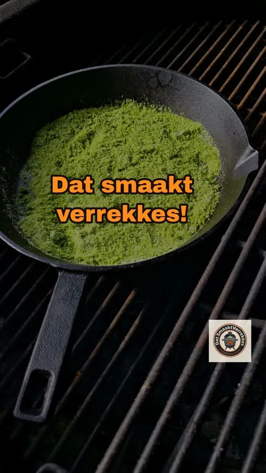 Groen kruidenzout dat in een pannetje op de BBQ droogt