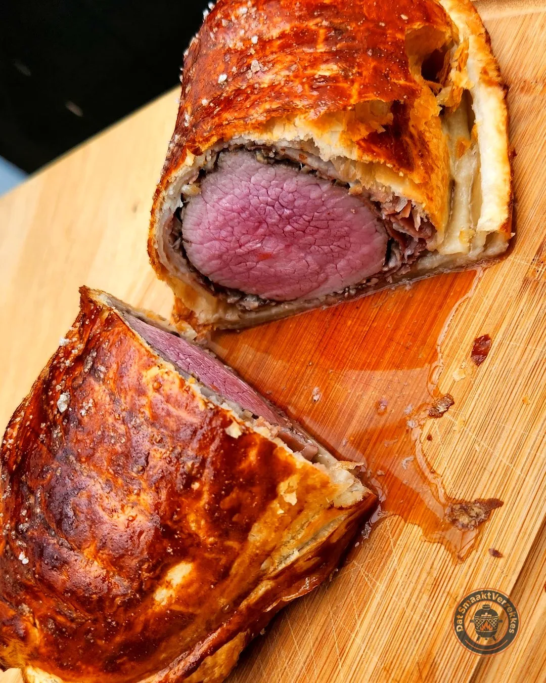 Aangesneden Beef Wellington met goudbruin bladerdeeg en roze ossenhaas
